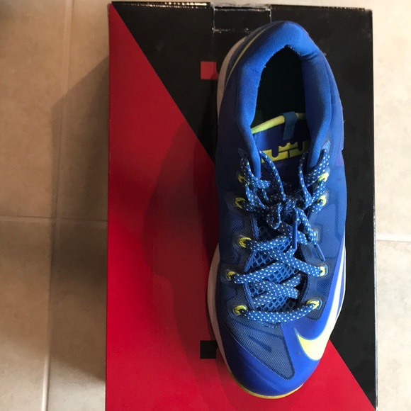 Nike - Lebron James size 9 1/2 - Picture 2 of 4